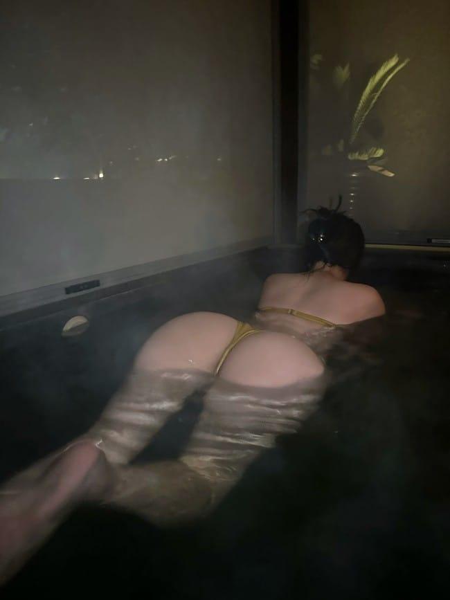 [微密圈]奶宝妹纸 –夜晚的泳池 [24P10V-464MB]-1